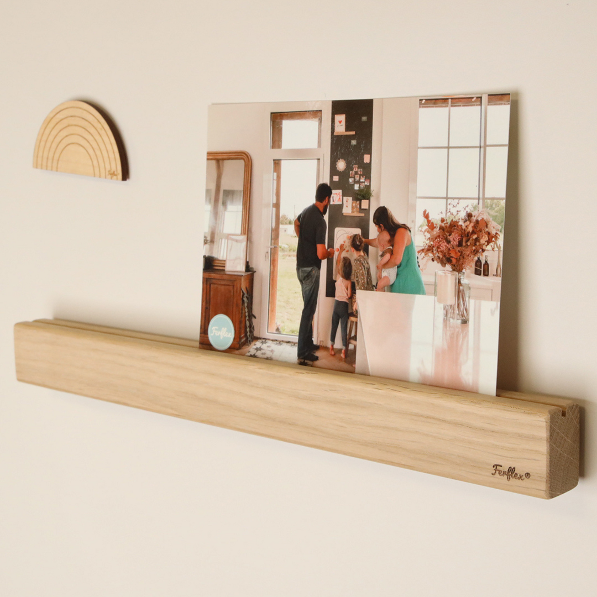 Étagères magnétiques en bois chêne sur mur coloré avec cartes déco