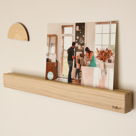 Étagères magnétiques en bois chêne sur mur coloré avec cartes déco