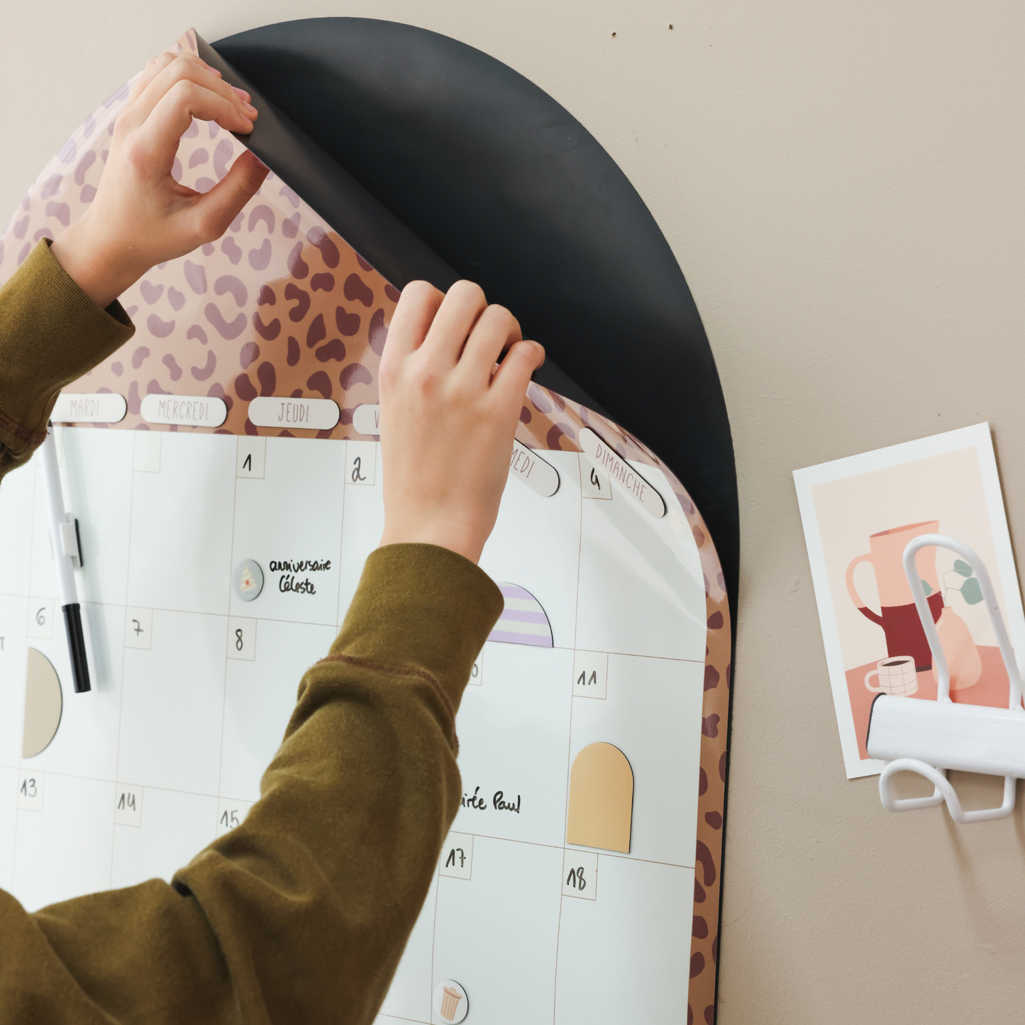 Pose d'un calendrier perpértuel sur un mur pour utilisation avec des magnets