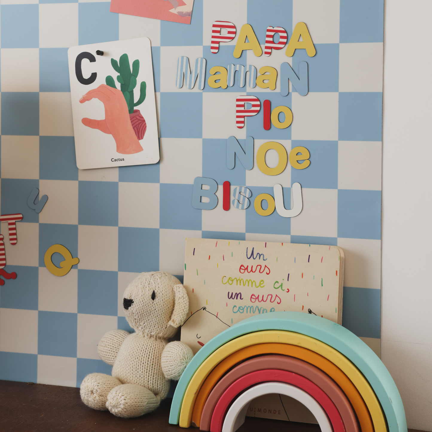 Lettres magnétiques colorées pour former ses premiers mots sur tableau magnétique damier bleu et beige, chambre d'enfant