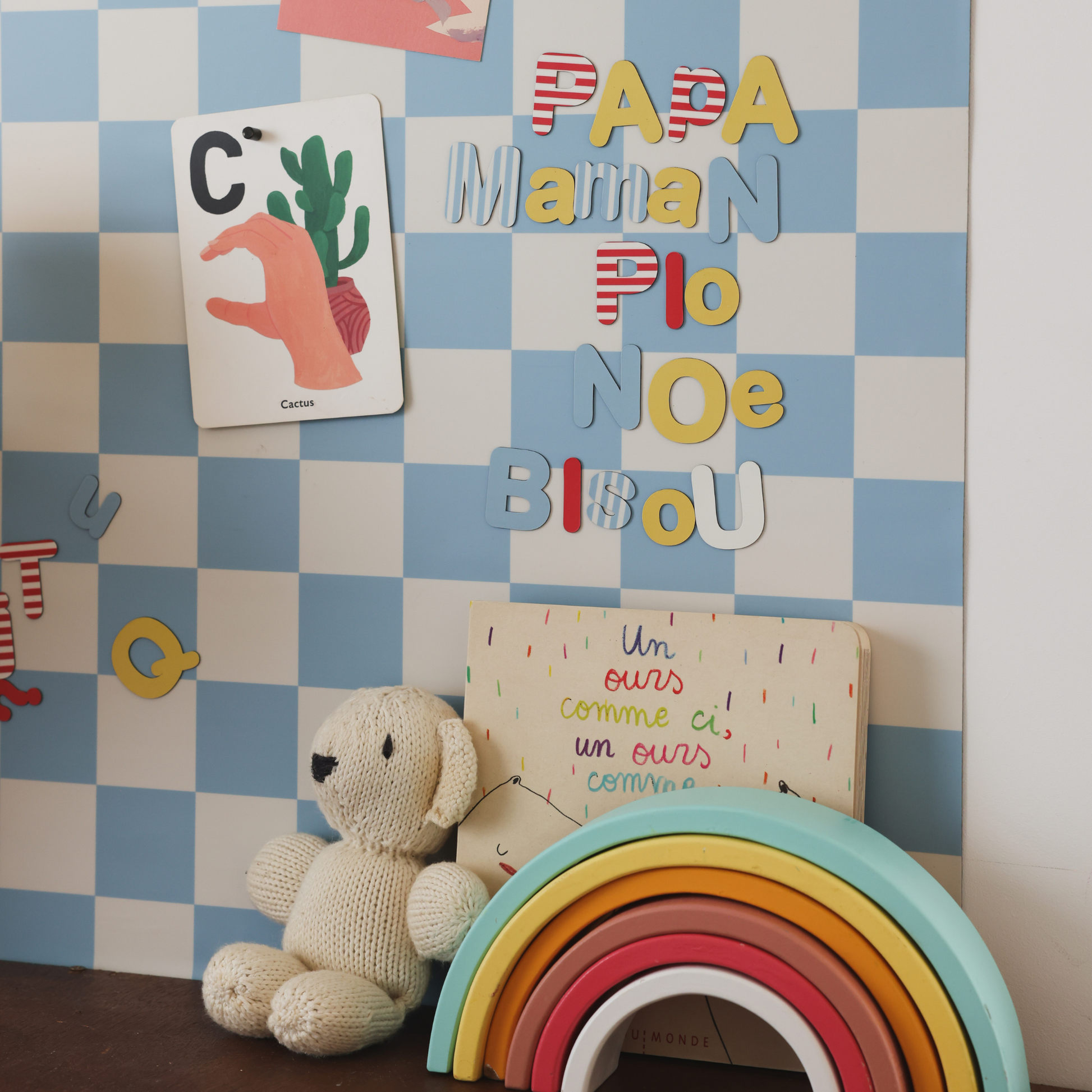 Lettres magnétiques colorées pour former ses premiers mots sur tableau magnétique damier bleu et beige, chambre d'enfant