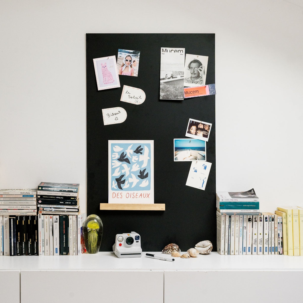 Papier peint magnétique dans une chambre avec souvenirs et mots affichés