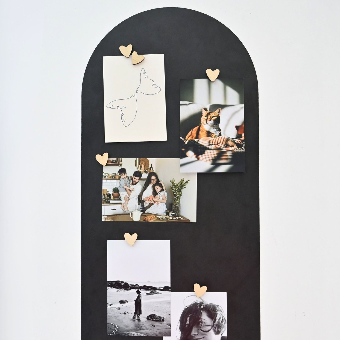 Tableau magnétique arche décoré avec des magnets petits coeurs en bois, fabriqués en France