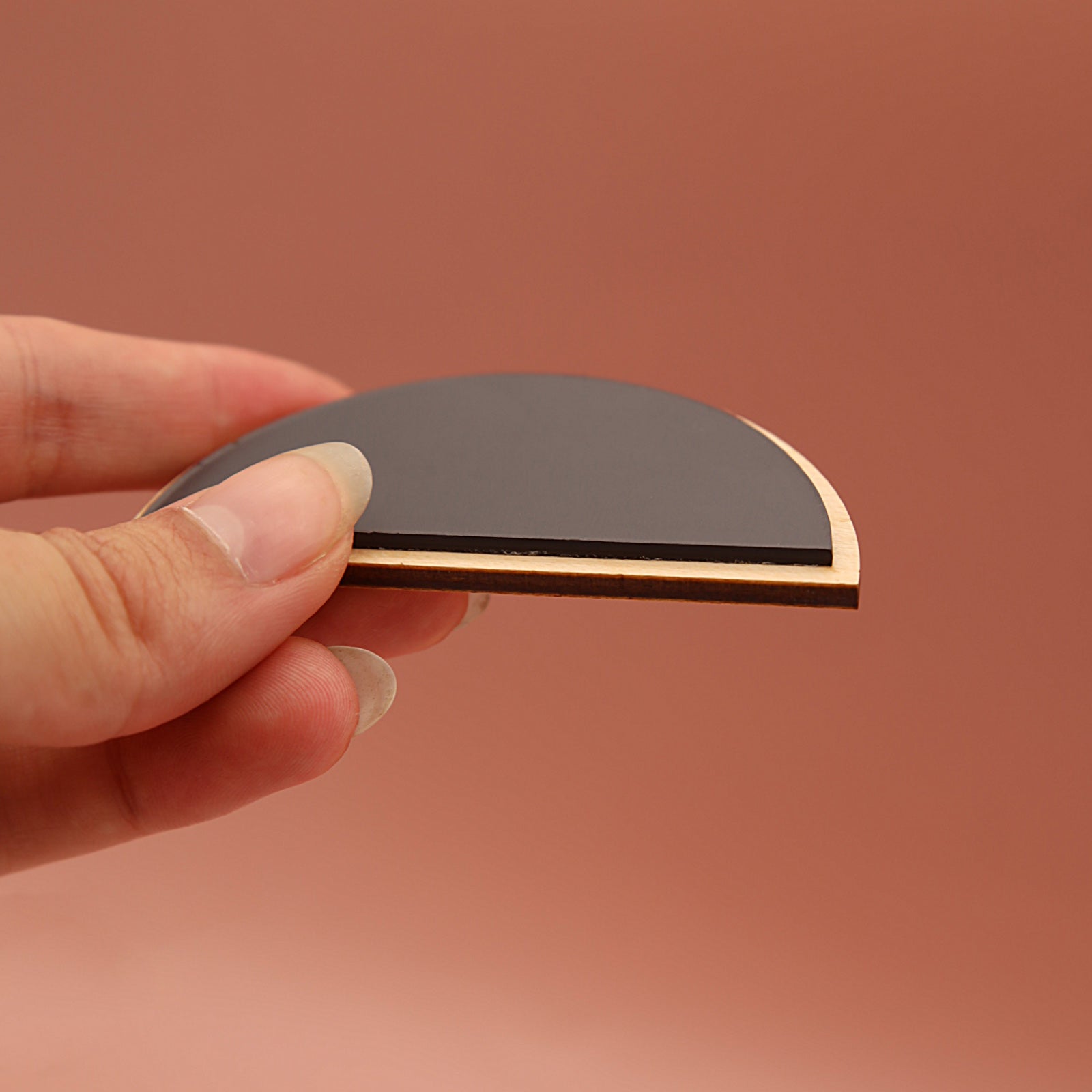 Magnet demi-lune en bois avec dos aimanté Ferflex pour surface métallique