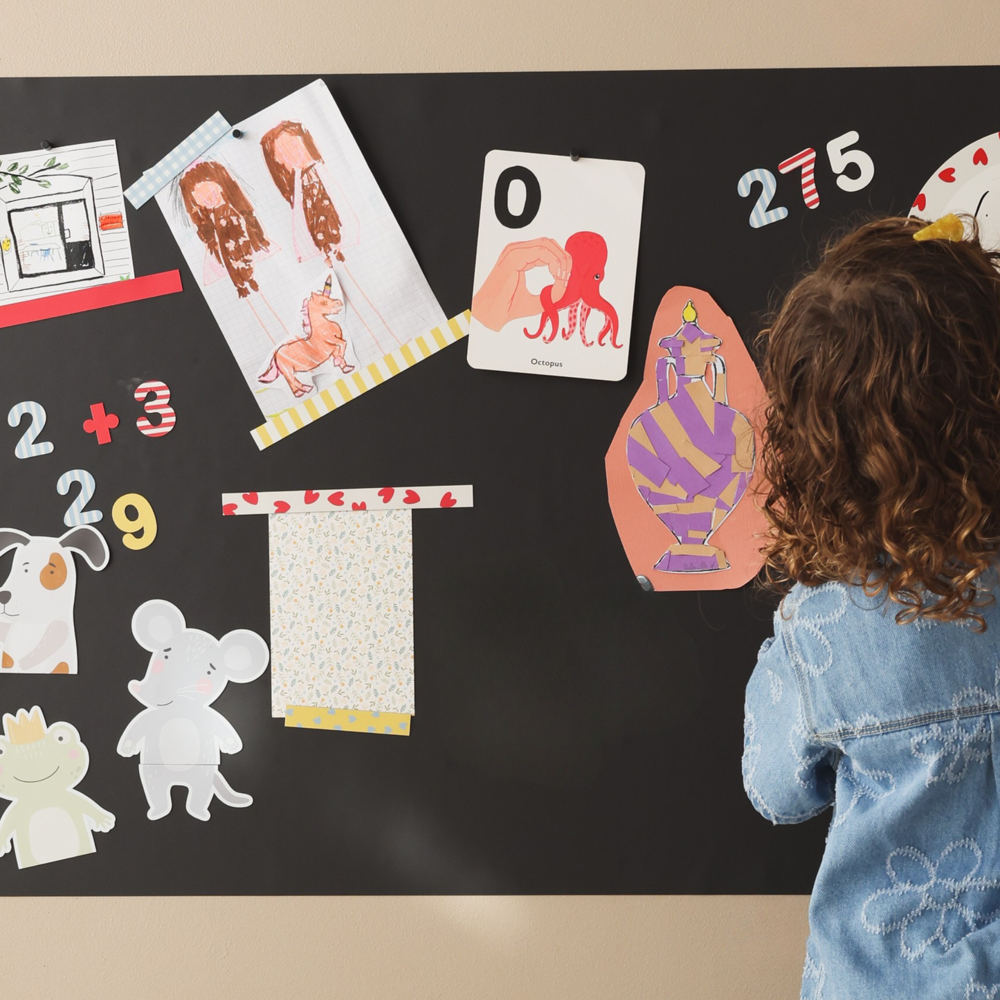 Tableau magnétique mural rectangle noir, chiffres magnétiques, dessins affichés avec des bandes de masking tape magnétique, magnets puzzle animaux