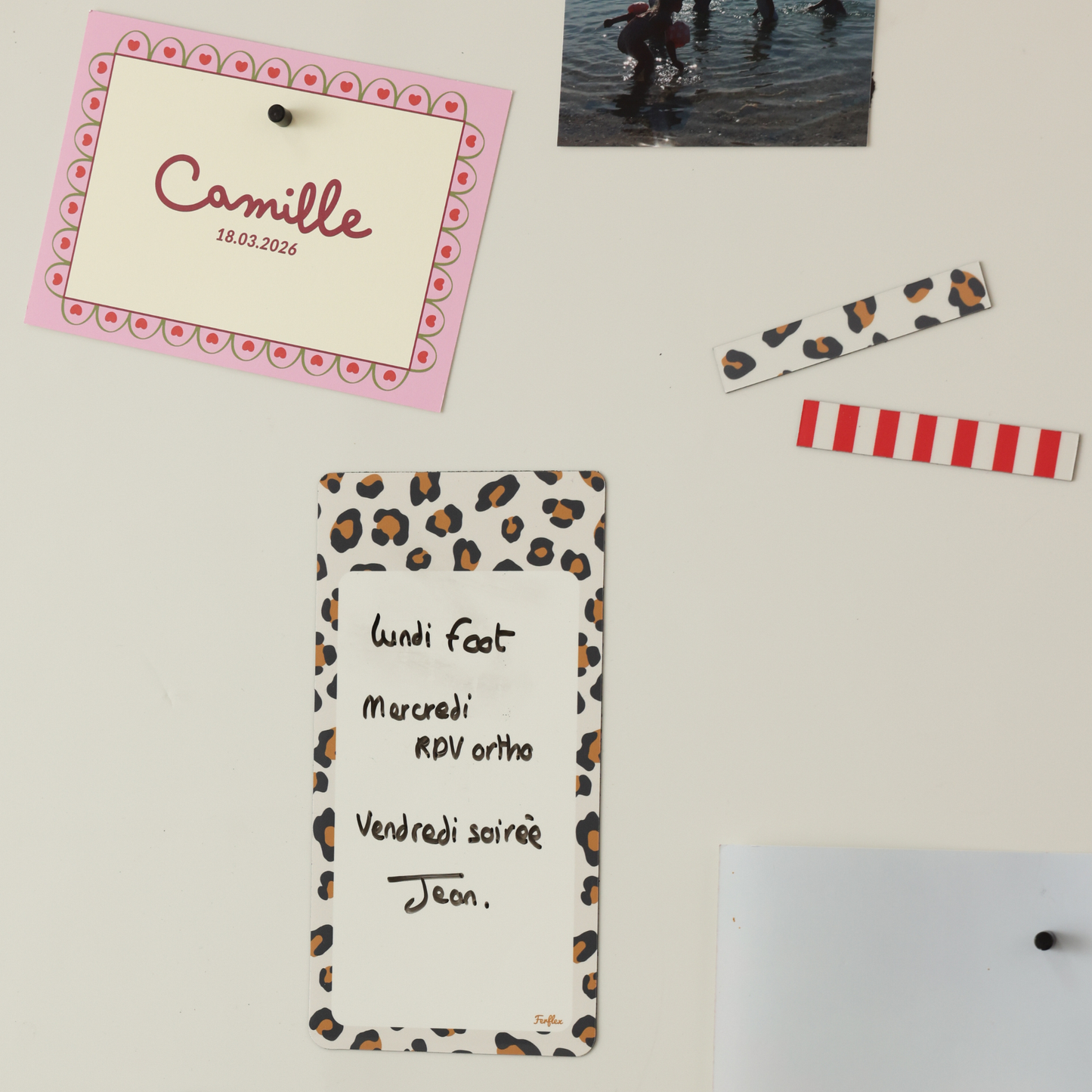 Bandes de masking tape magnétique léopard Ferflex® aimantées sur tableau magnétique beige lin avec pense-bêtes et faire-part de naissance