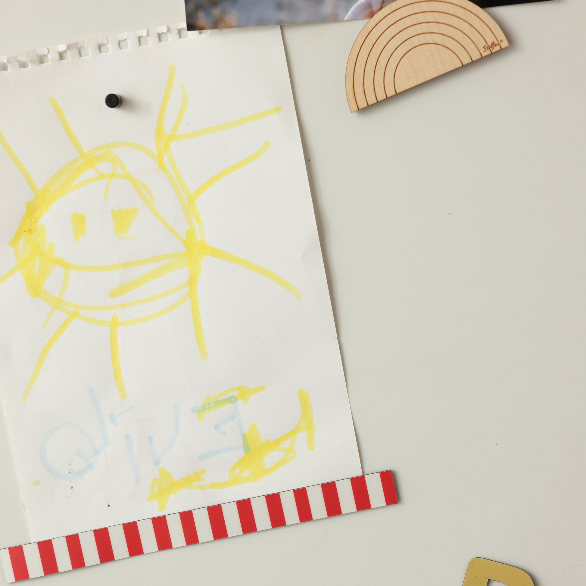 Bande masking tape magnétique marinière rouge et blanc Ferflex® aimantant une dessin d'enfant sur surface métallique