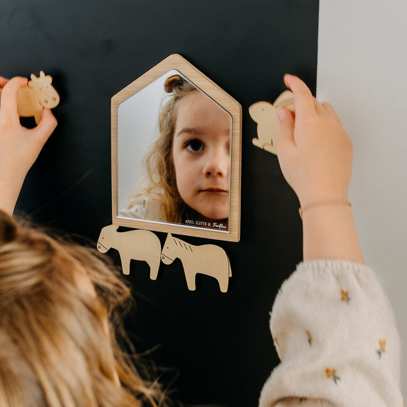 Miroir magnétique maison en bois