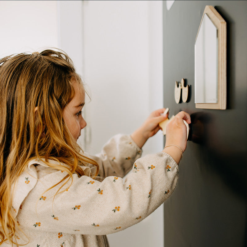 Miroir magnétique maison en bois