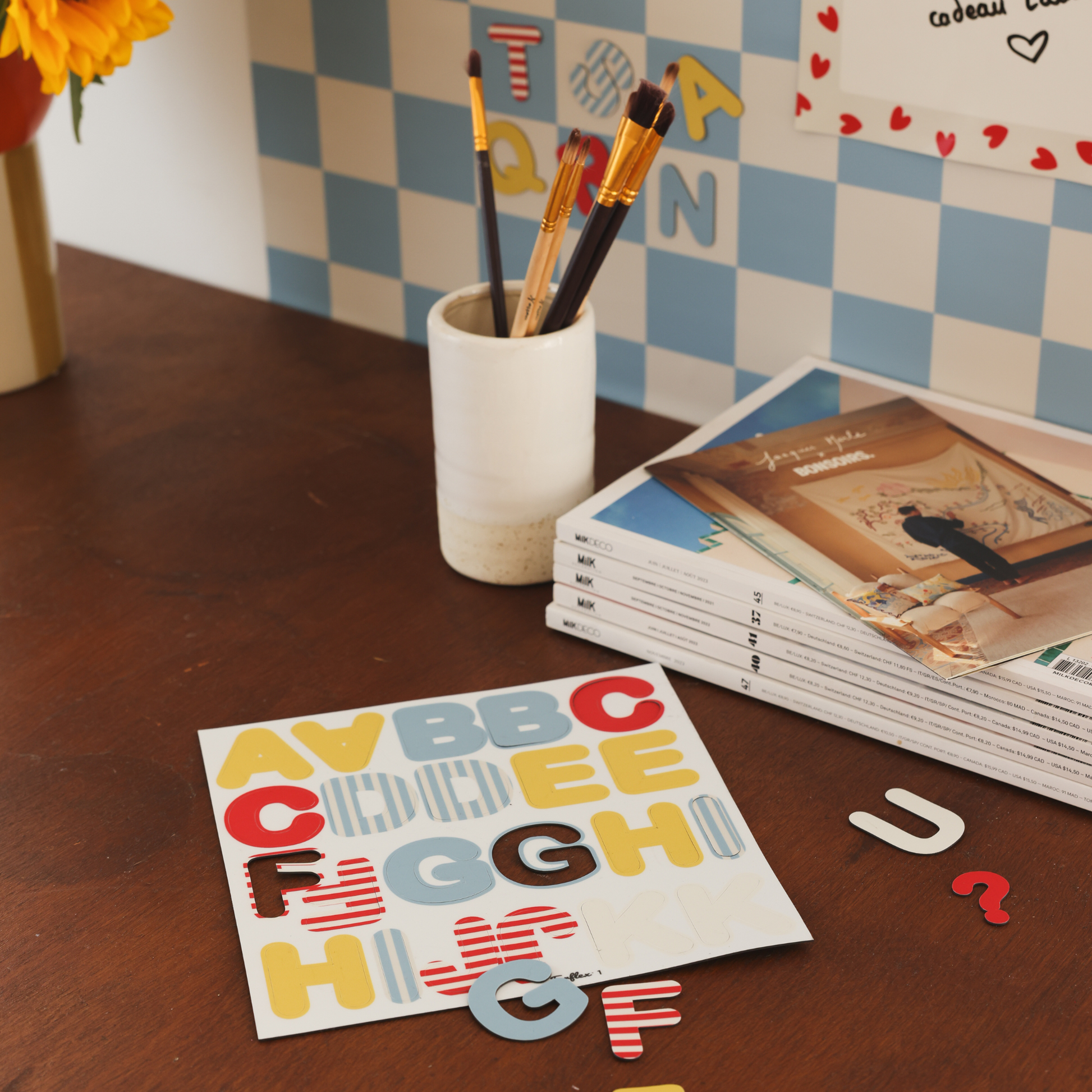 Planche de lettres magnétiques souples, majuscules, colorées sur un bureau en bois