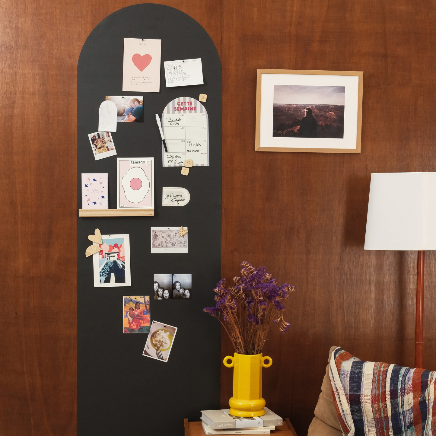 Papier peint en forme d'arche dans une entrée pour afficher des photos , des cartes