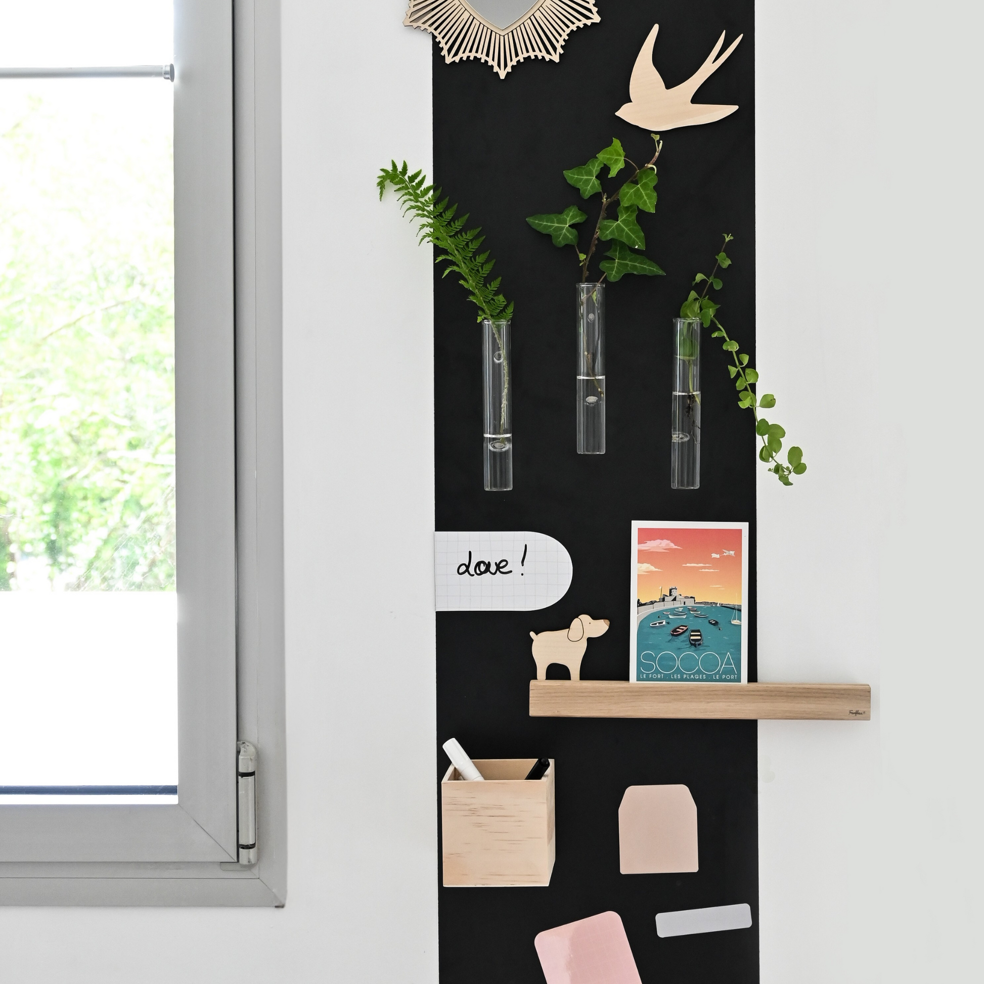 Étagère magnétique en bois chêne avec cartes décoratives sur tableau noir