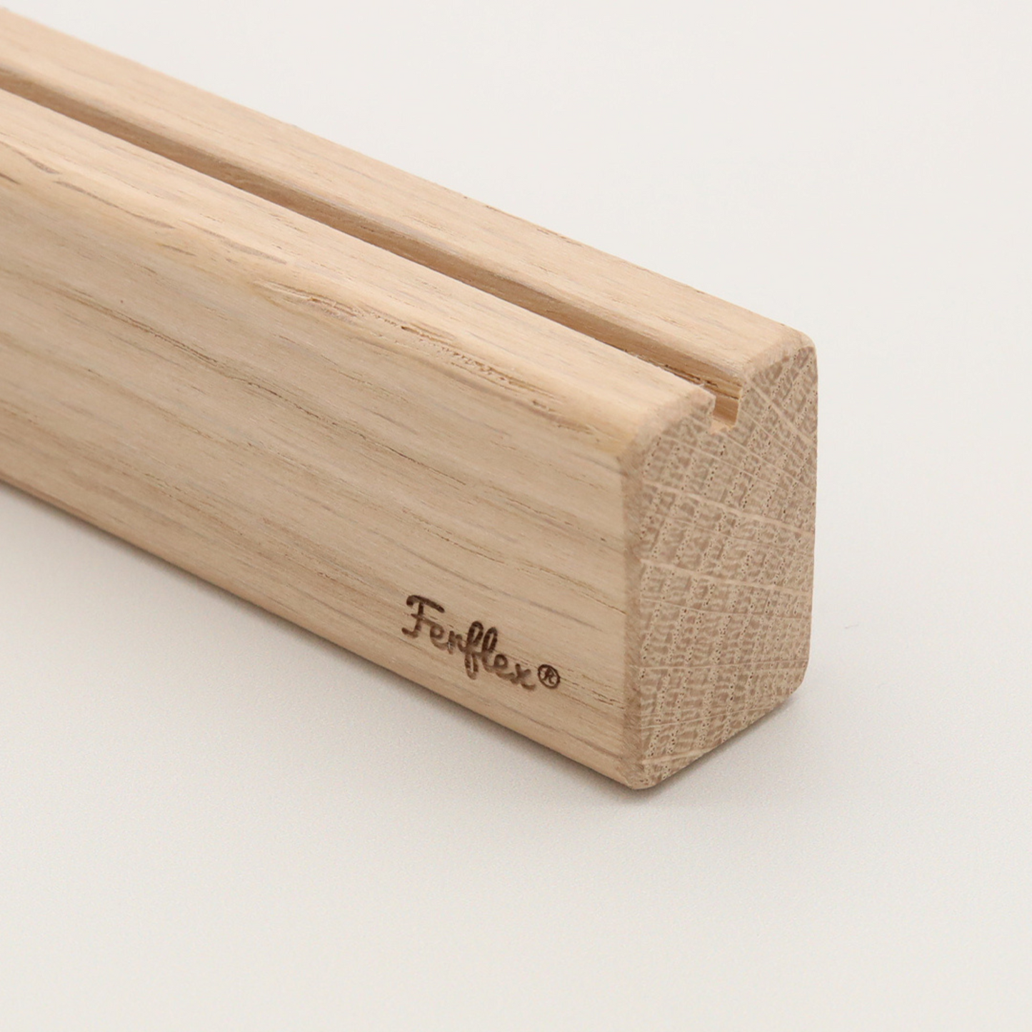 Gros plan sur étagère magnétique Ferflex en bois naturel chêne
