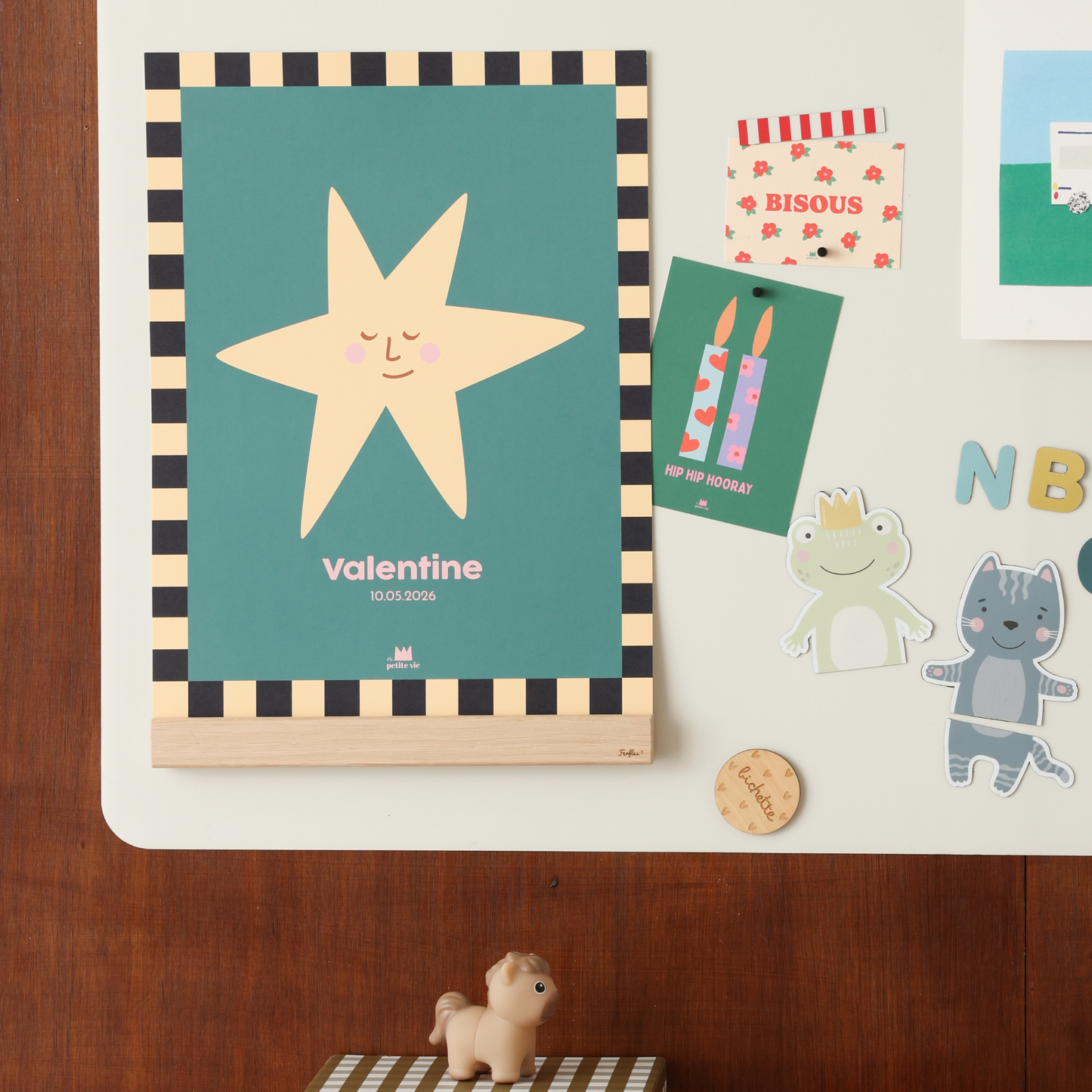 Tableau mural décoratif pour magnets, cartes, jeu magnétique, étagère magnétique en bois avec une affiche