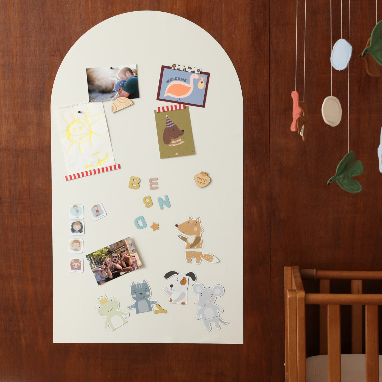 Tableau magnétique arche beige lin Ferflex® dans une chambre d'enfant avec jeux magnétiques, lettres aimantées et photos de famille
