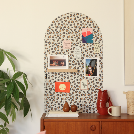 Tableau magnétique arche léopard grand format 100x58 cm posé au mur au-dessus d'un buffet vintage