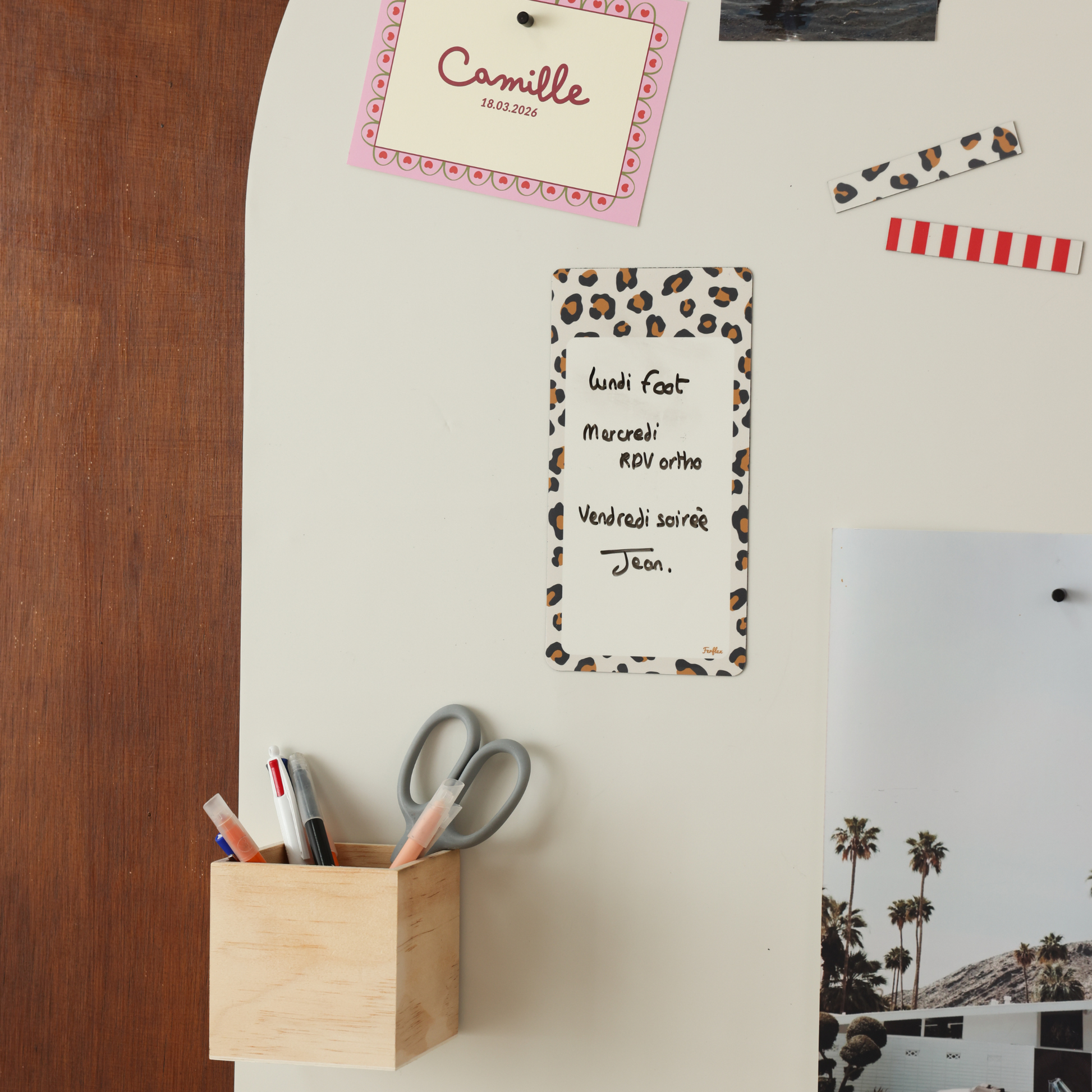 Détails tableau magnétique arche beige lin avec pot en bois, ardoises effaçables à sec et photos de vacances