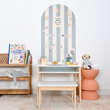 Coin bureau enfant déco et ludique avec un support mural en forme d'arche pour jouer avec des magnets