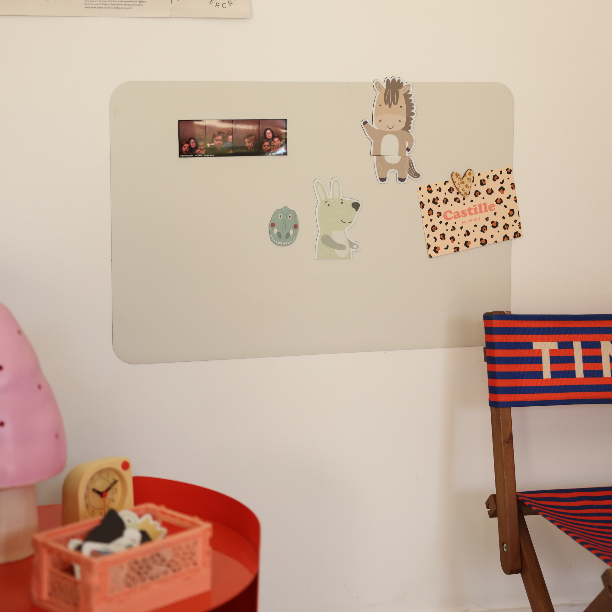 Tableau magnétique rectangle beige lin Ferflex® dans une chambre enfant avec magnets animaux, faire-part de naissance et photo de famille