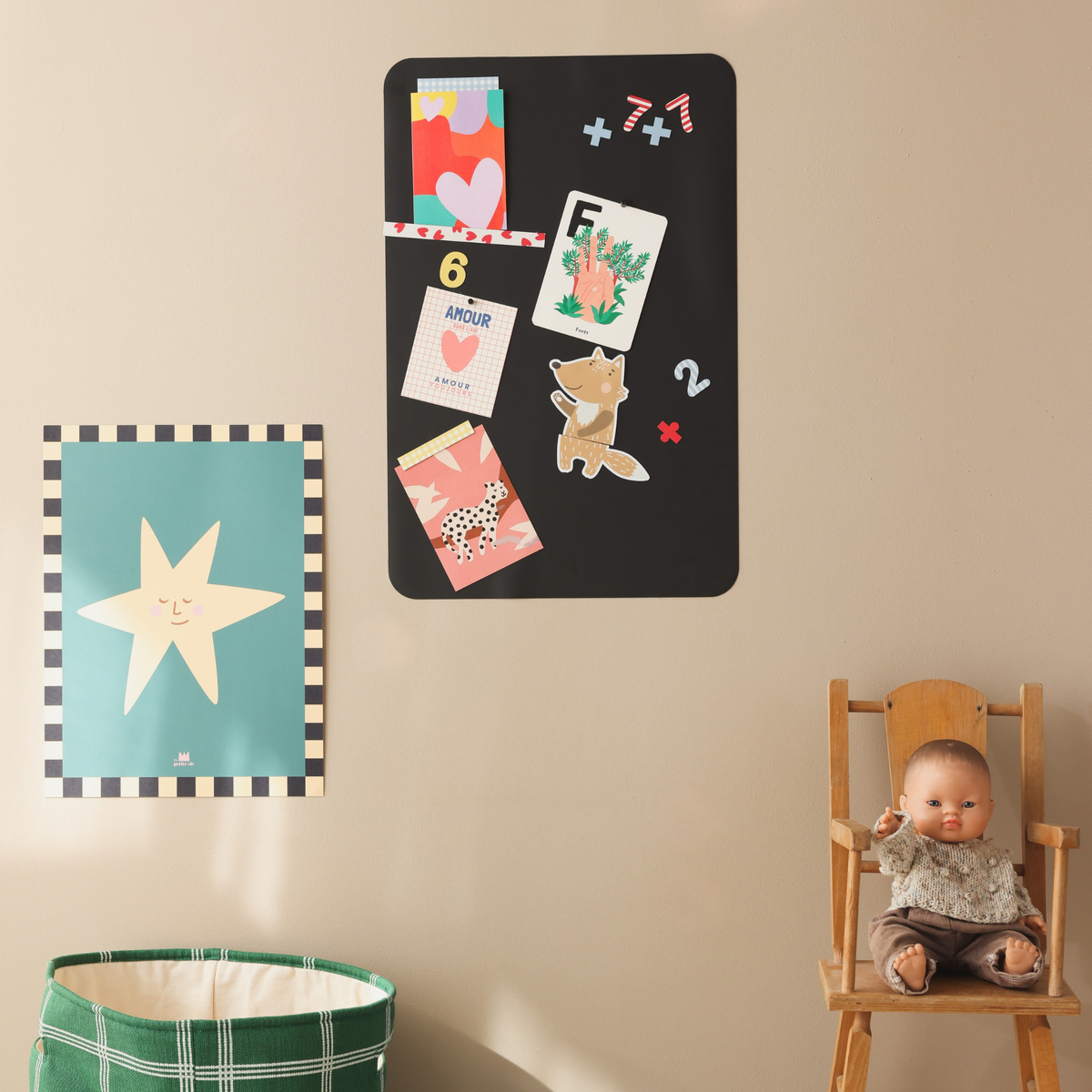 Tableau magnétique dans une chambre d'enfant pour jouer avec des magnets animaux, apprendre les chiffres et les opérations