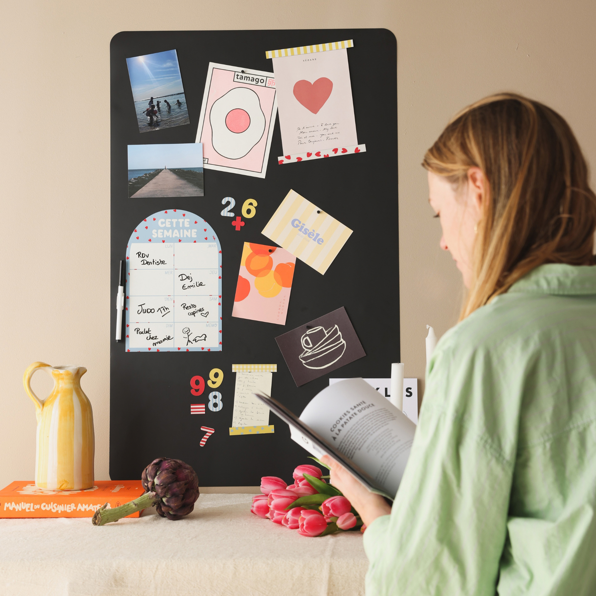 Tableau d'organisation mural magnétique avec photos, planning de la semaine et recette