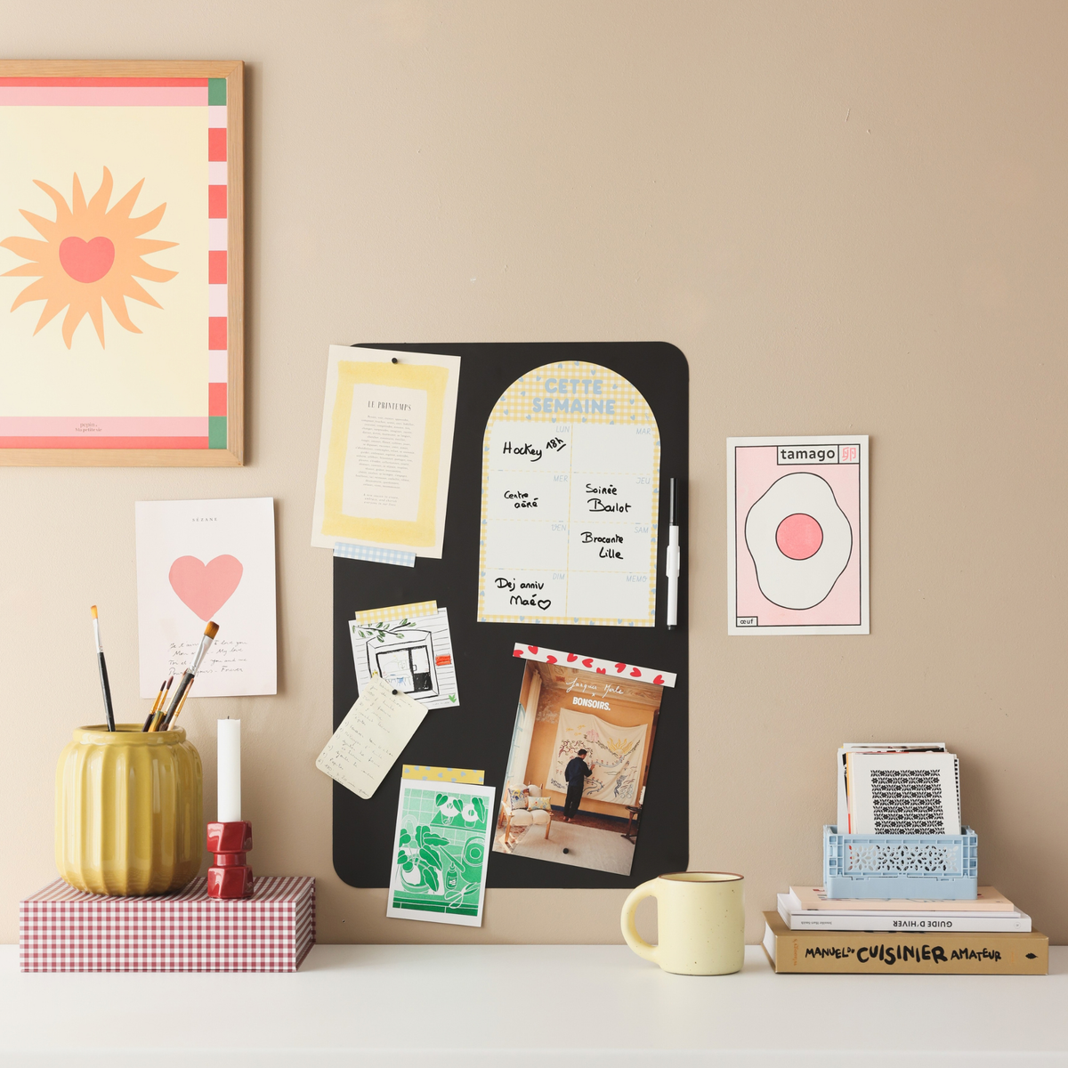 Tableau magnétique mural dans un bureau avec ardoise hebdomadaire, petites notes et affiches