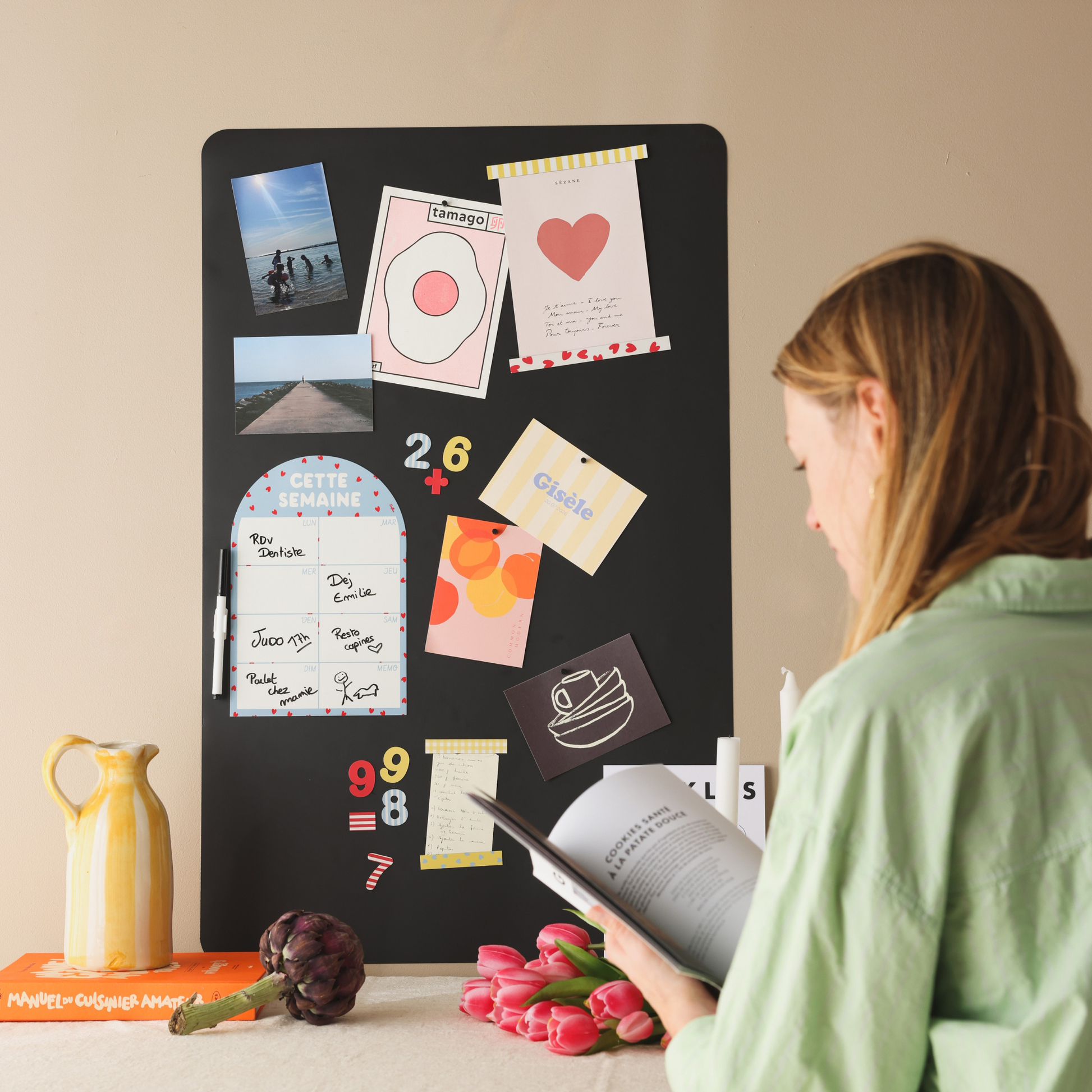 Tableau magnétique mural avec ardoise semainier bleu motif cœur rouge, photos, chiffres magnétiques dans une cuisine