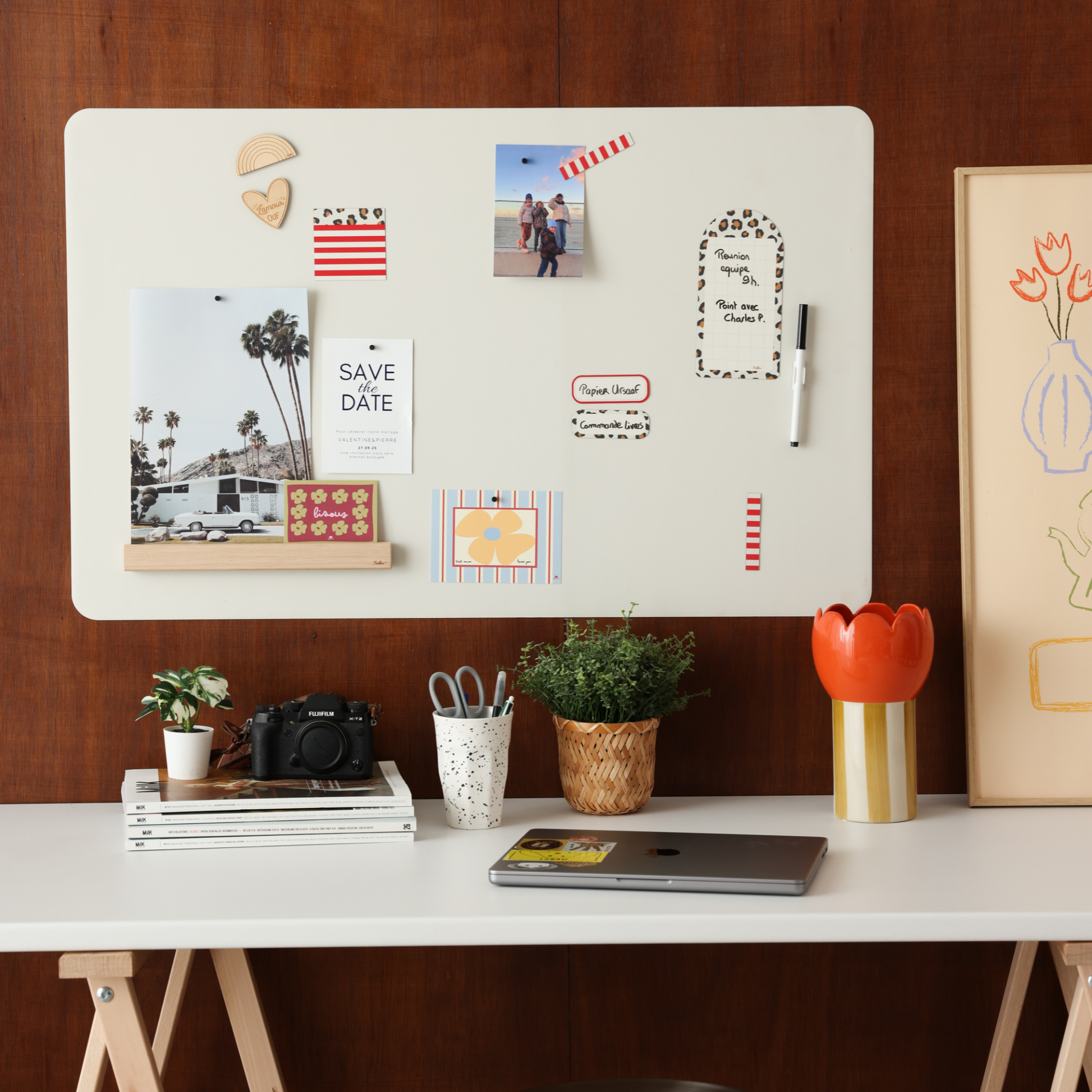 Tableau magnétique rectangle beige lin  Ferflex® grand format au-dessus d'un bureau avec photos, mémos et masking tape