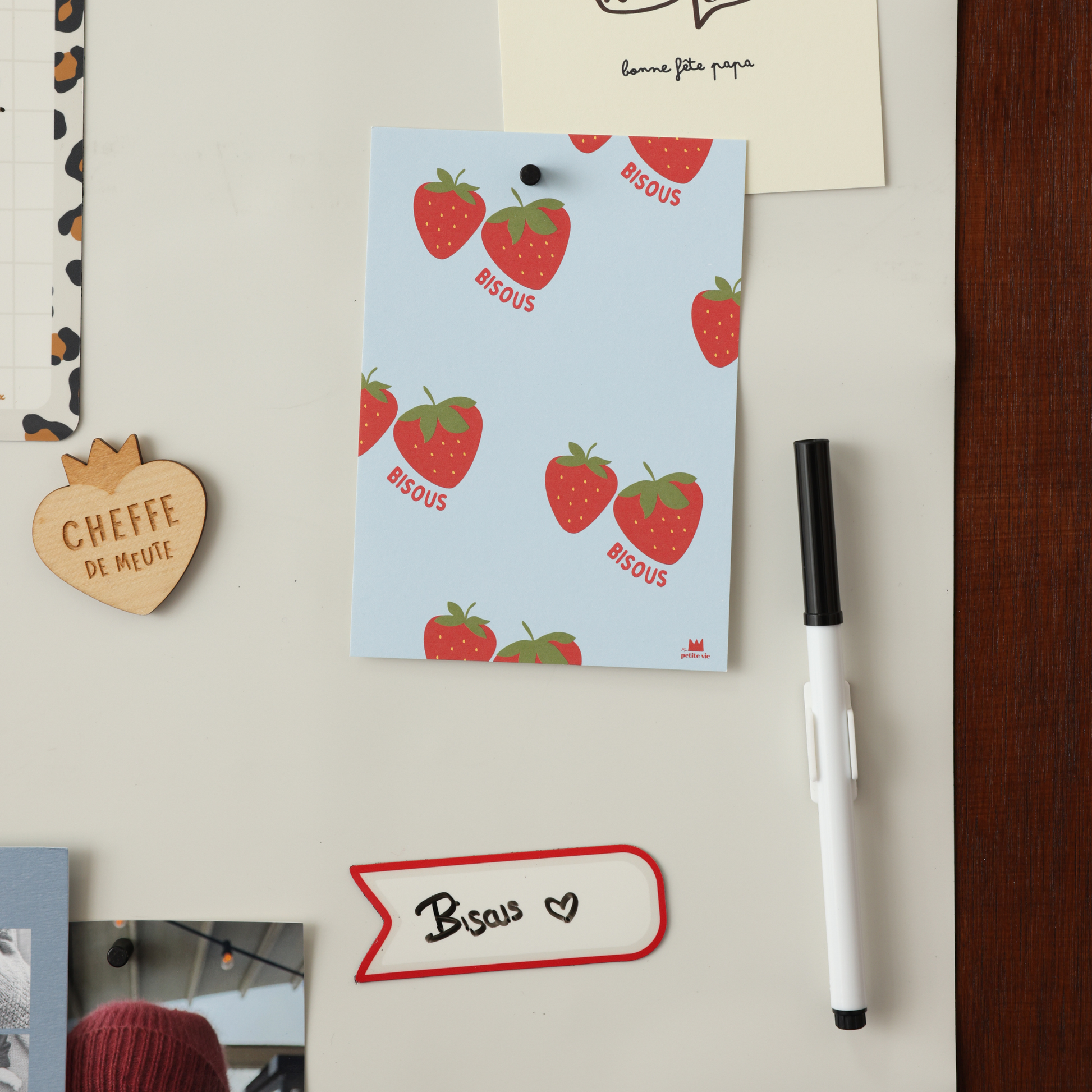 Gros plan tableau magnétique rectangle beige lin Ferflex® avec cartes, pense-bête effaçable à sec et magnet coeur en bois