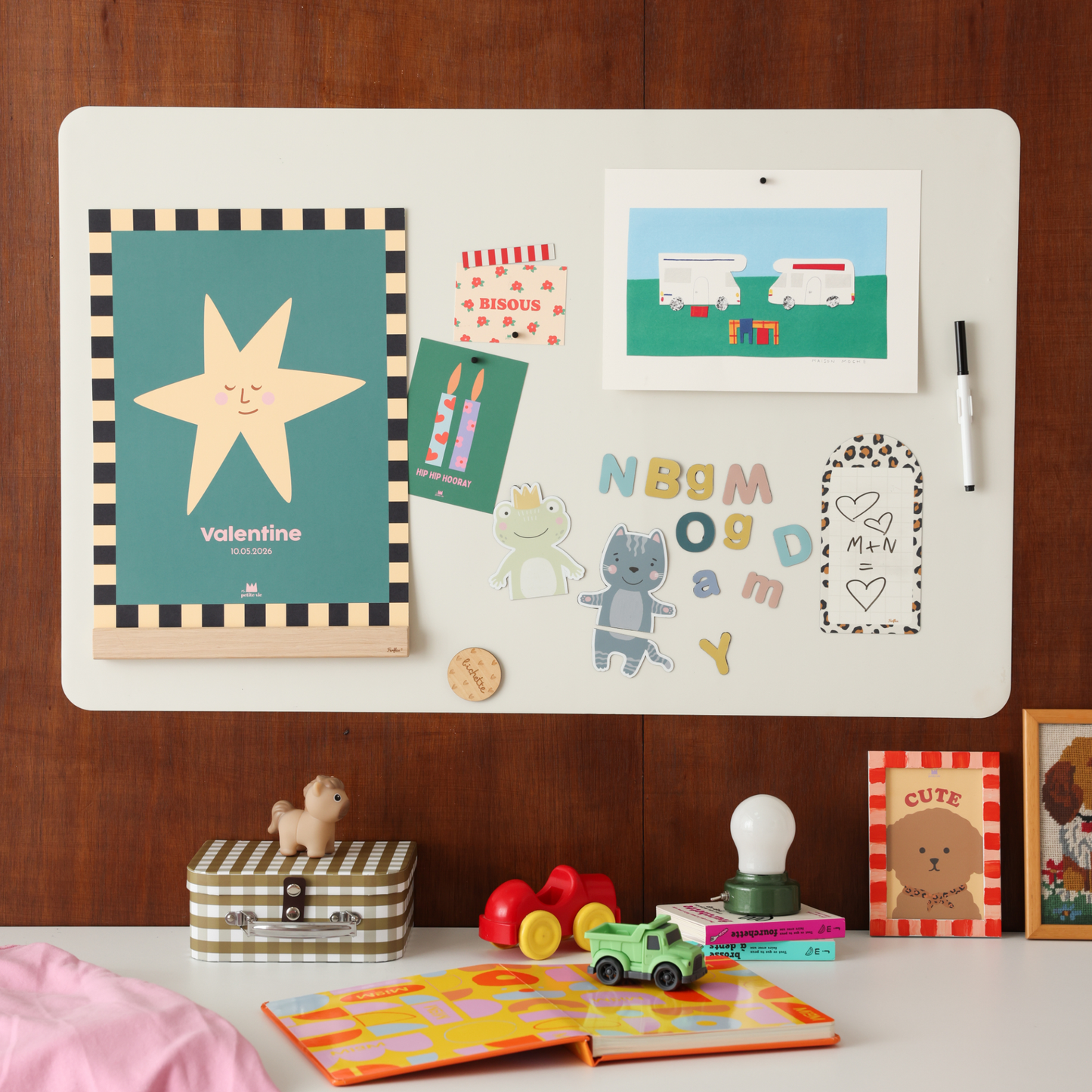 Tableau magnétique grand format dans une chambre enfant, un espace mural à la fois décoratif, éducatif et ludique dès 3 ans