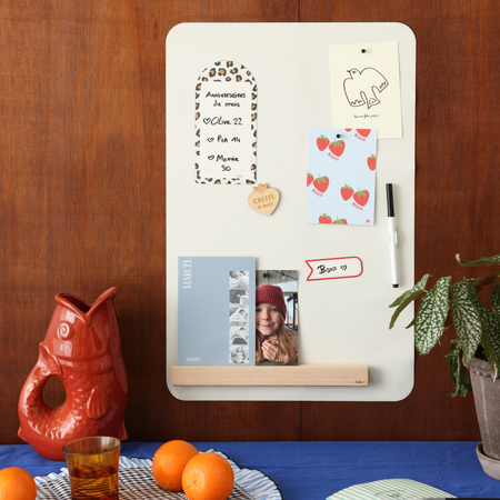 Tableau magnétique mural rectangle beige lin Ferflex® das une cuisine avec pense-bêtes, photos aimantées et étagère bois