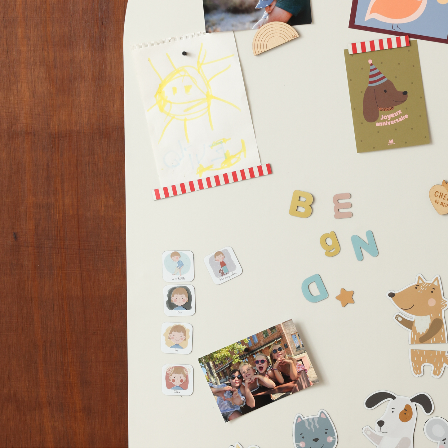 Détails tableau magnétique beige Ferflex® avec dessins d'enfant aimantés, alphabet magnétique et routines magnétiques