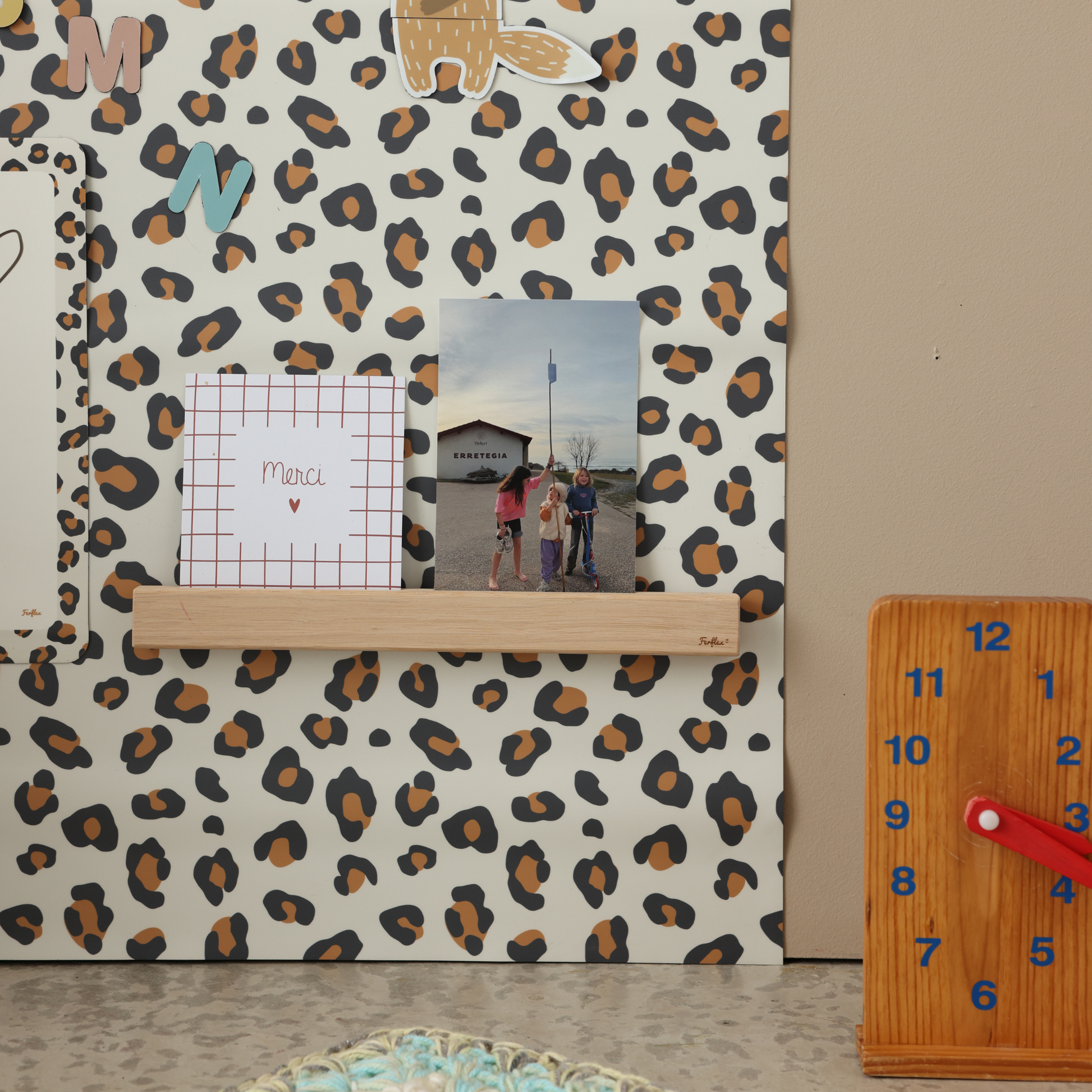 Tableau magnétique arche léopard Ferflex avec étagère en bois pour photos et magnets décoratifs