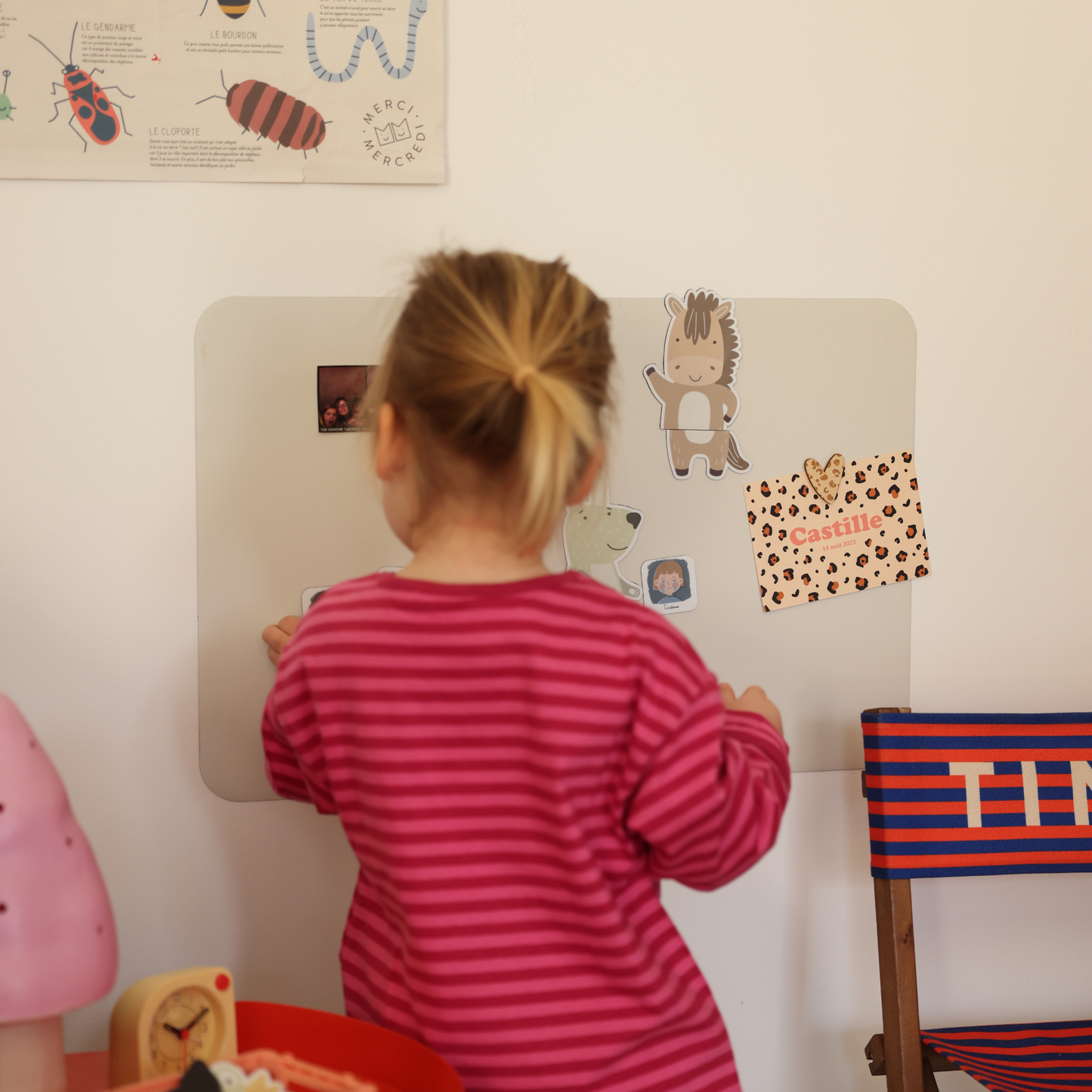 Enfant jouant avec des magnets animaux sur un tableau magnétique mural rectangle beige lin Ferflex®