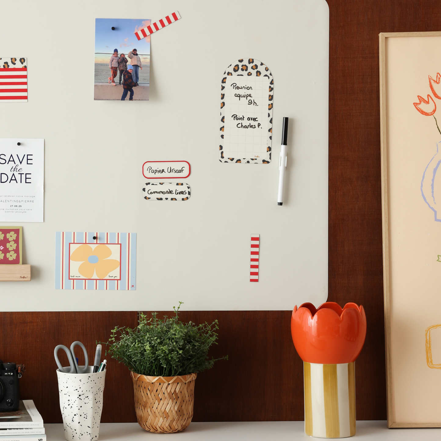 Tableau magnétique mural rectangle beige lin pratique et décoratif pour afficher des photos, s'organiser avec des pense-bêtes