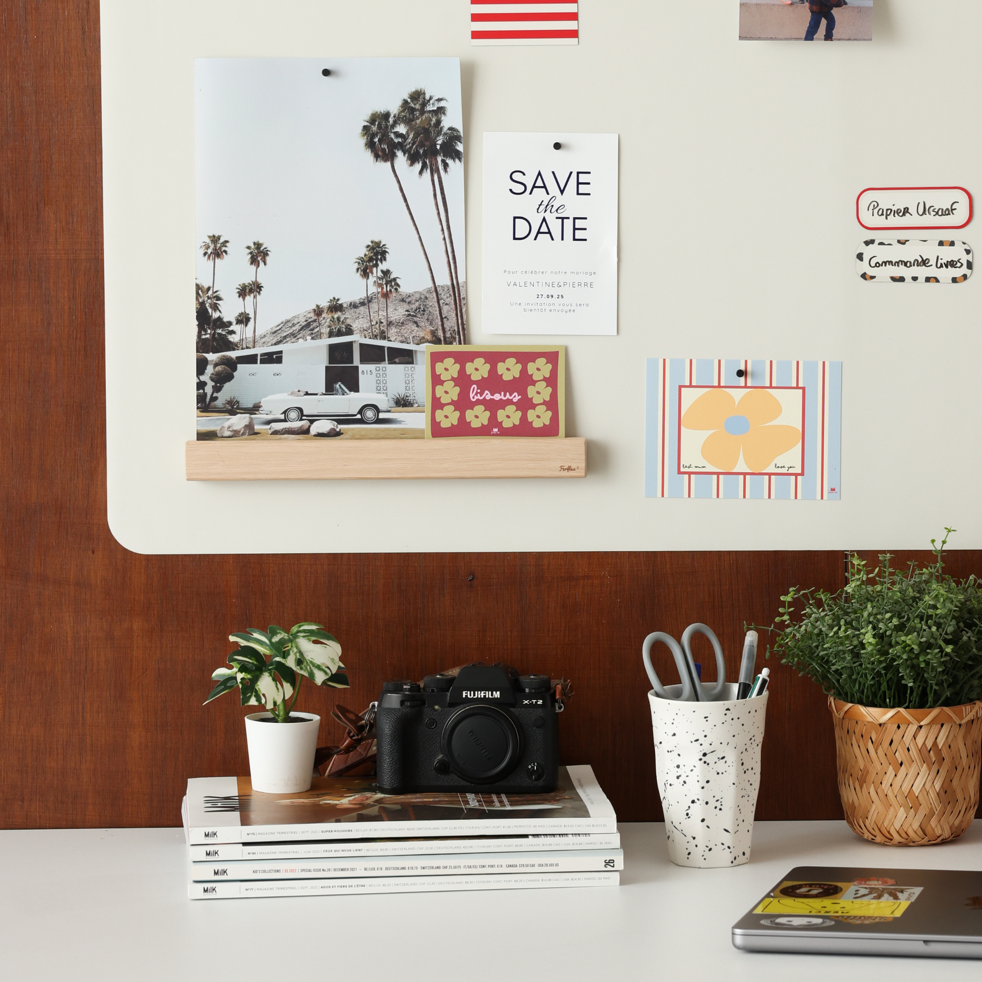 Tableau magnétique rectangle beige lin grand format dans un bureau avec photos, accessoires aimantées décoratifs et pense-bêtes effaçables à sec