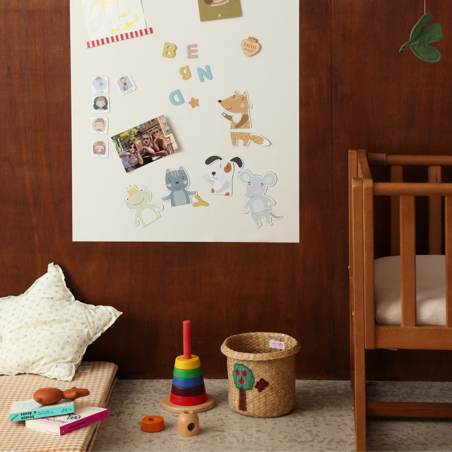 Tableau mural décoratif chambre enfant beige pour jeux magnétiques