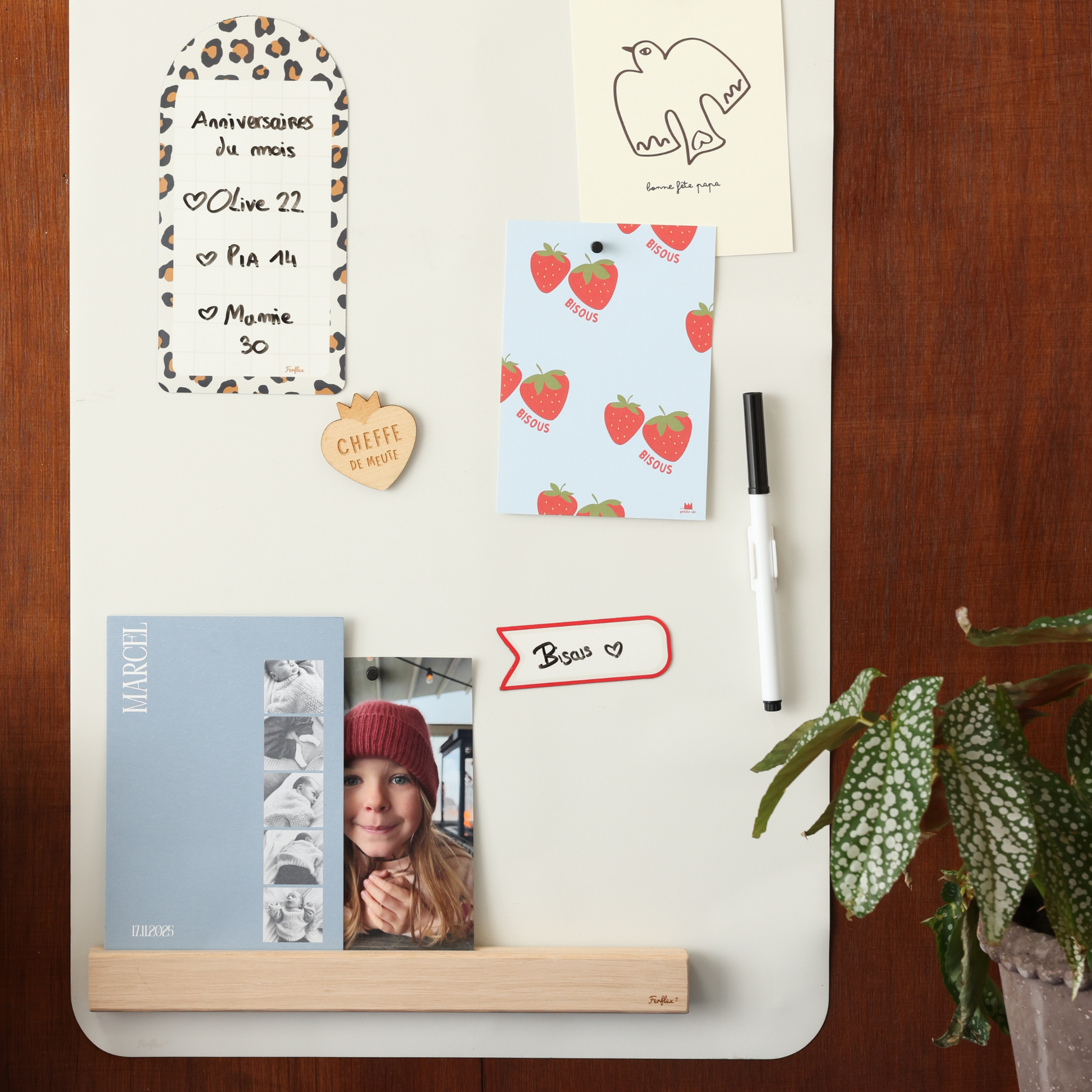 Tableau mural en forme de rectangle, couleur beige lin avec étagère bois pour photos, pense-bêtes léopard et magnet en bois Cheffe de meute