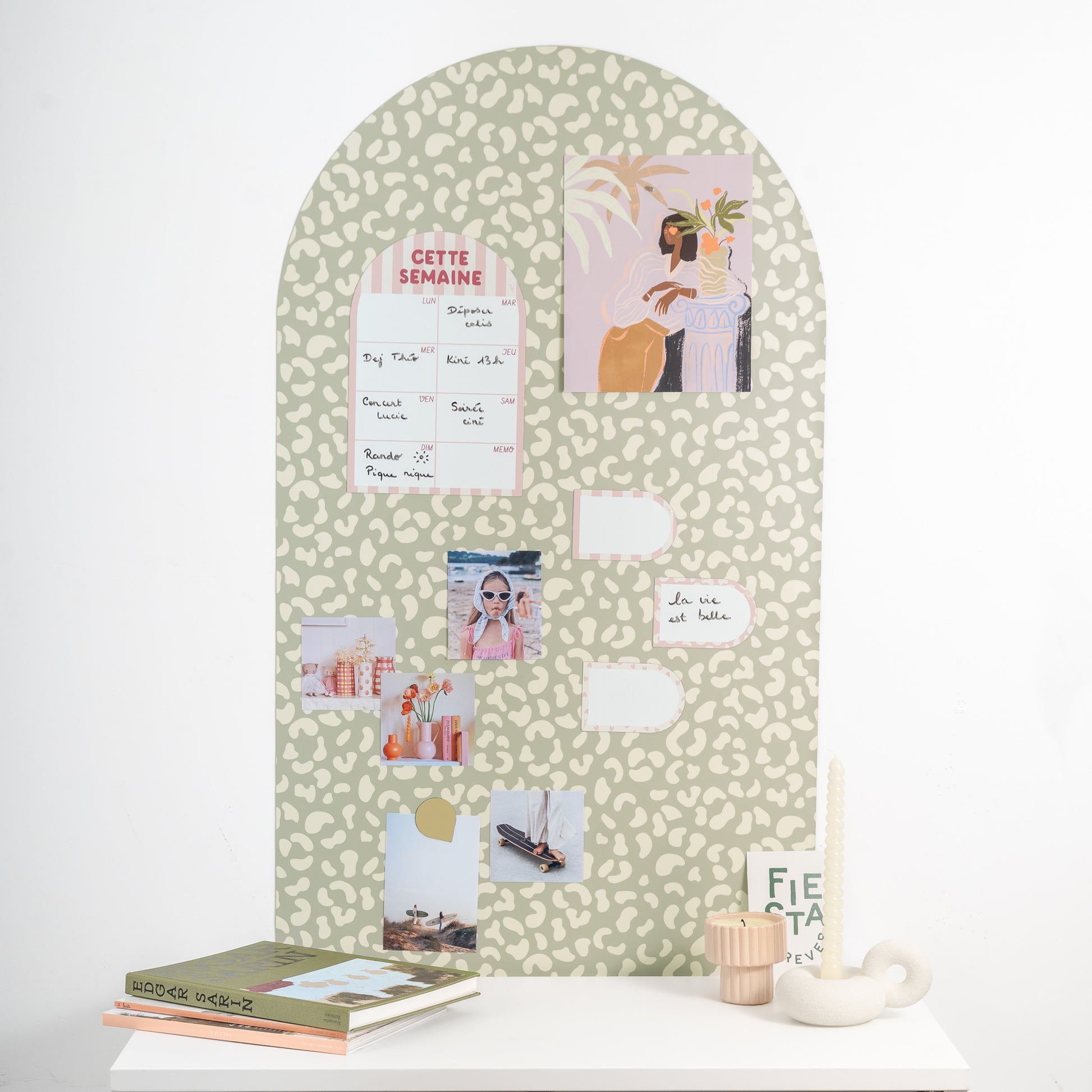 Tableau magnétique mural imprimé léopard vert avec planning hebdomadaire aimanté, pense-bêtes magnétiques et photos