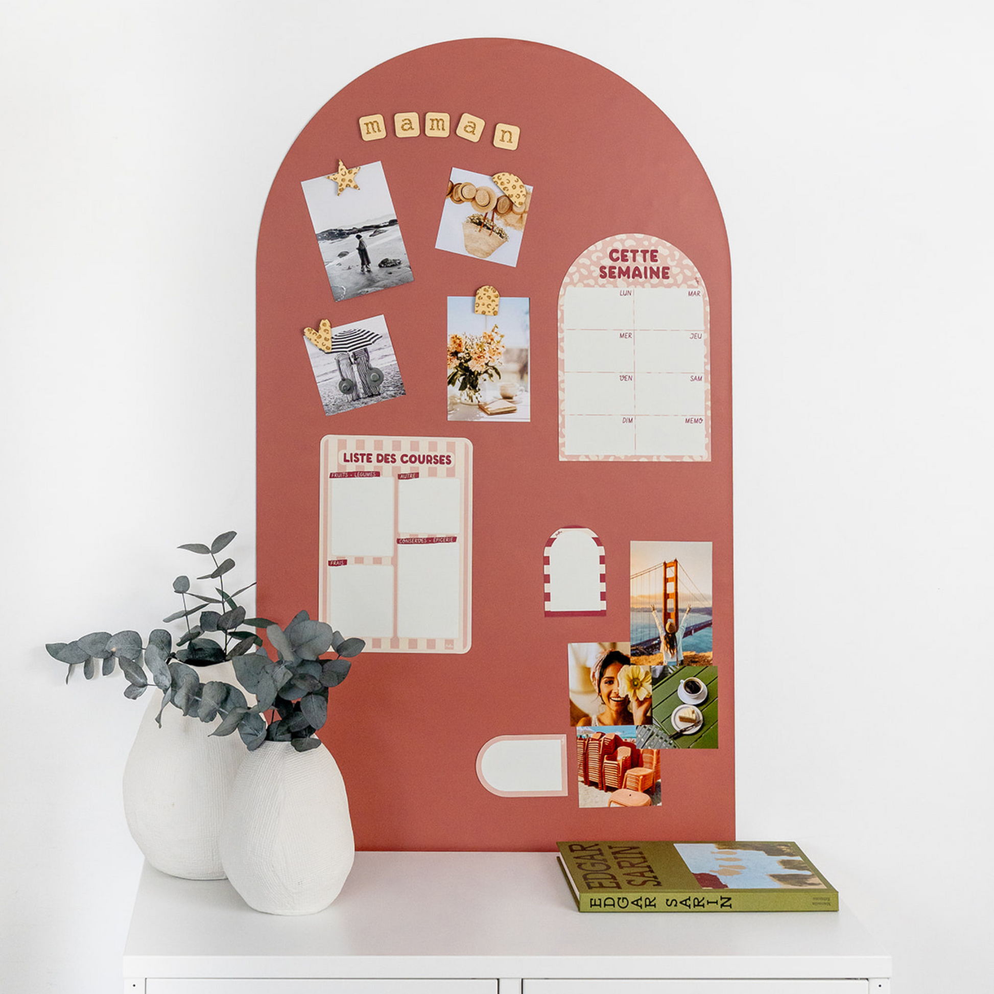 planning magnétique hebdomadaire sur un papier peint magnétique de la marque Ferflex
